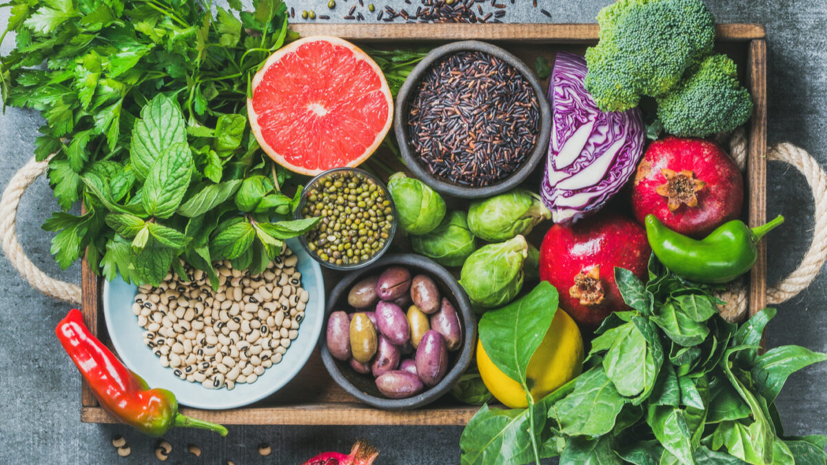 Assortimento di verdure verdi fresche isolate su sfondo bianco. foto –  Immagine di Ortaggio su Unsplash, image size:1200x675