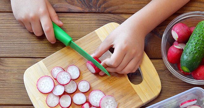 enfant-coupe-radis-planche