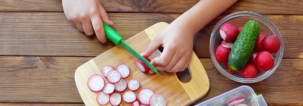 enfant-coupe-radis-planche