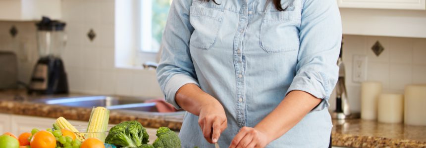lutte-contre-obesite-femme-cuisine-legumes