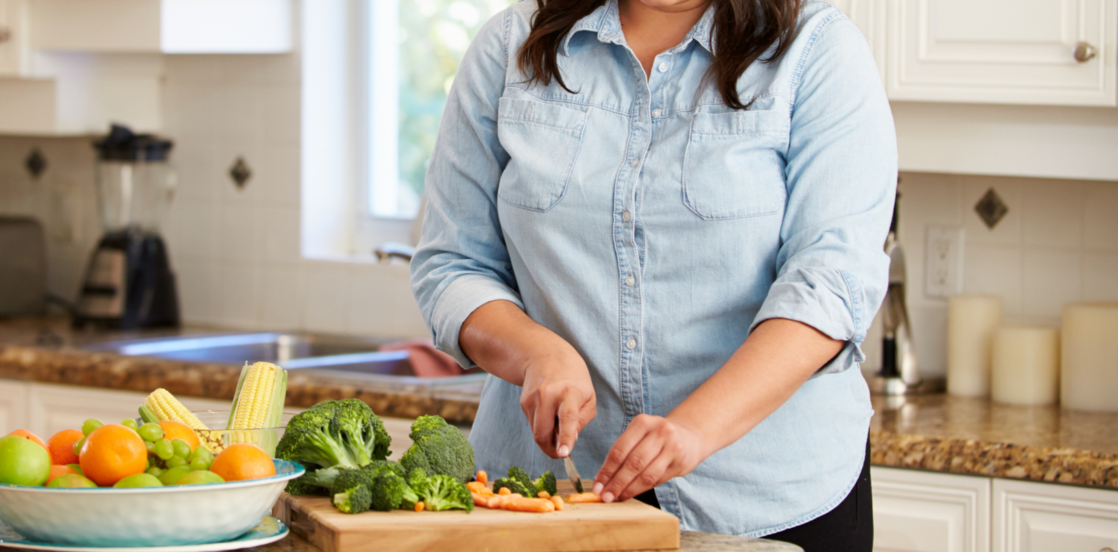 lutte-contre-obesite-femme-cuisine-legumes